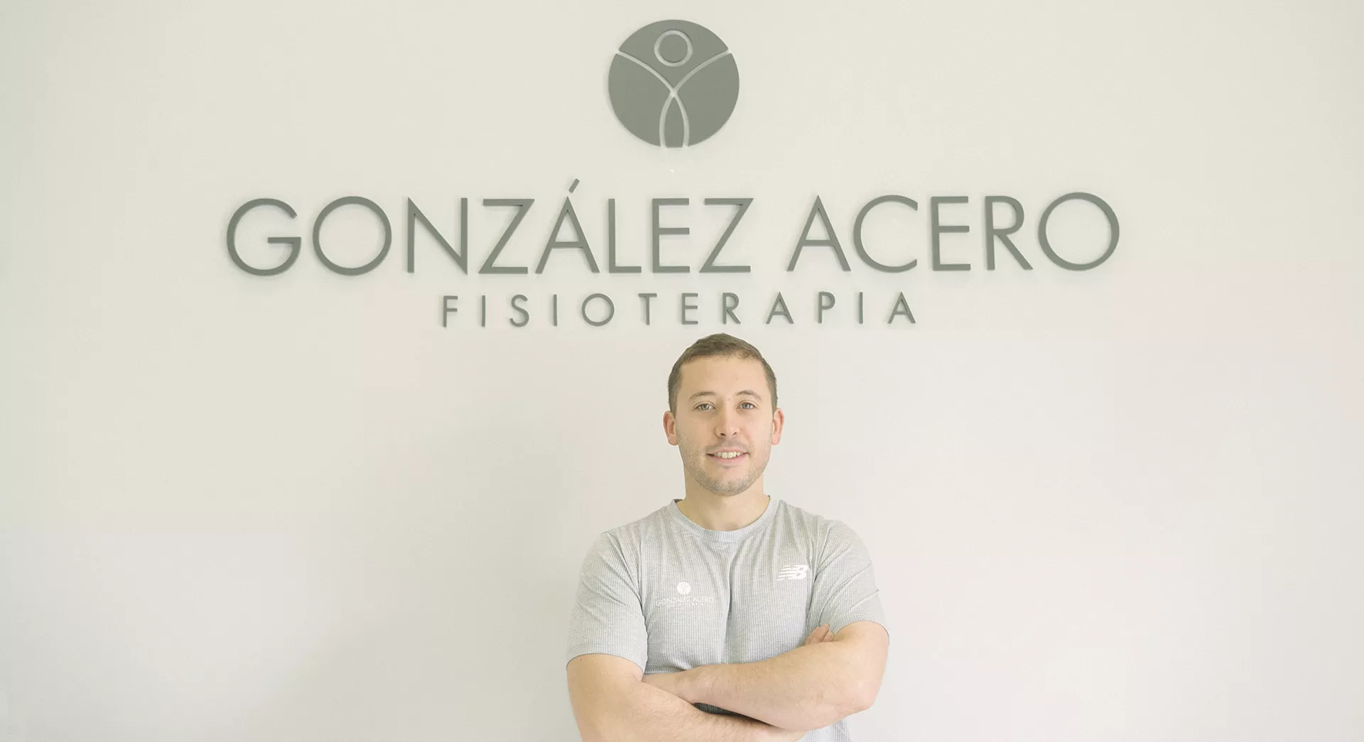 Pablo bajo un cartel que indica "González Acero Fisioterapia"